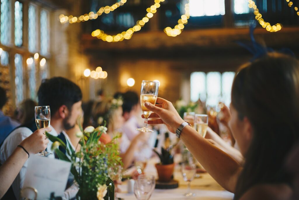 invités qui célèbrent le mariage